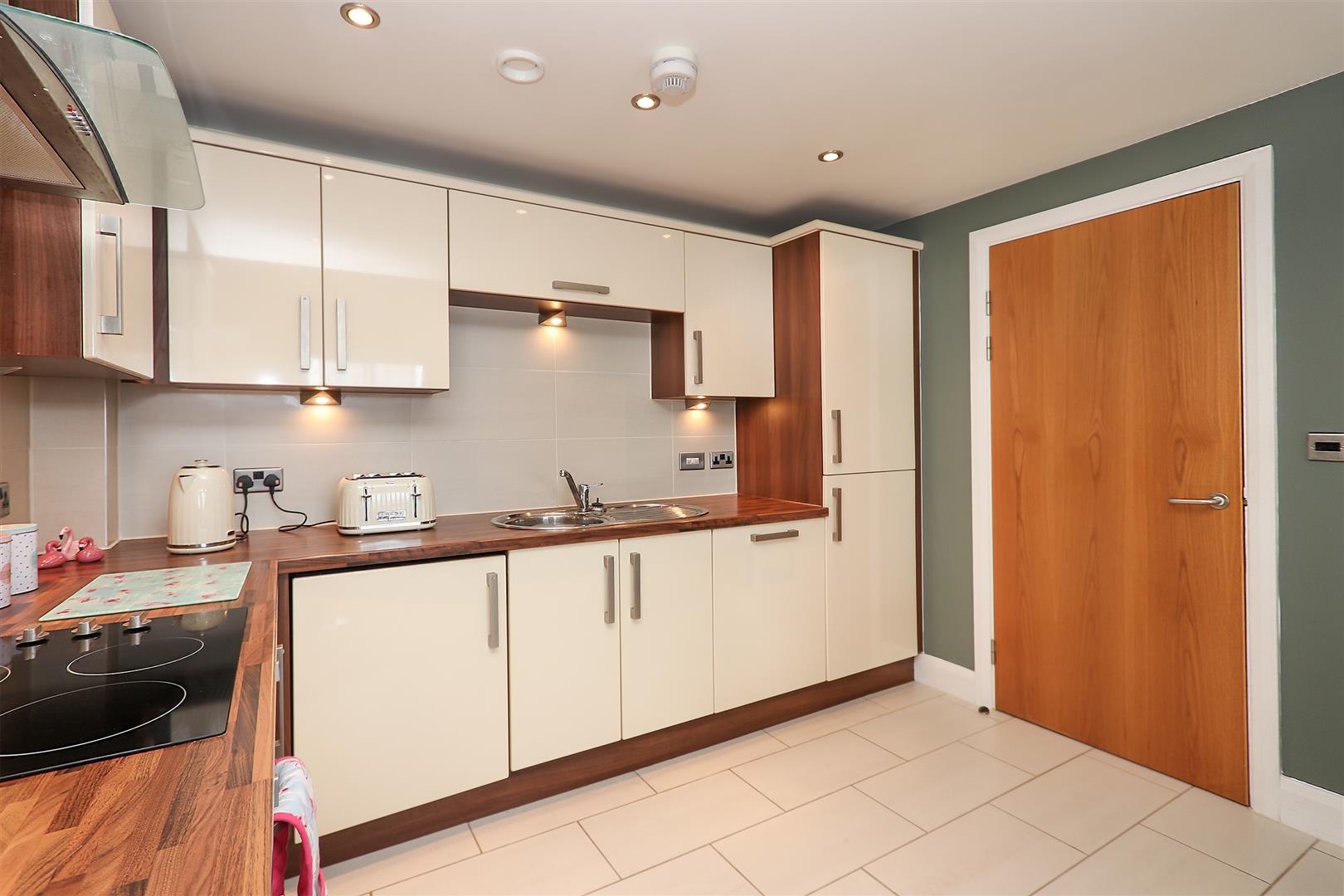 25 Bradbury Hall, Brampton, Chesterfield, S40 2BP Dales and Peaks